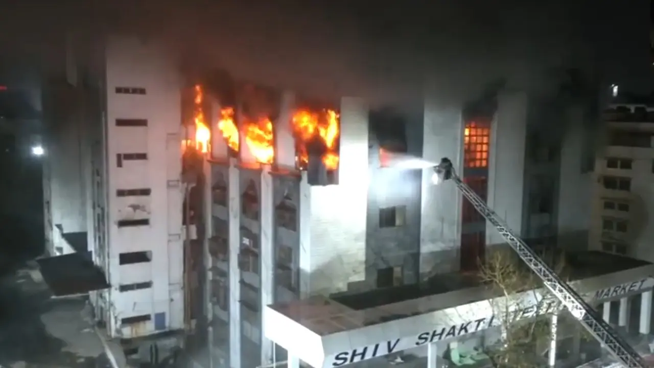 A huge fire broke out in Surat's textile market,