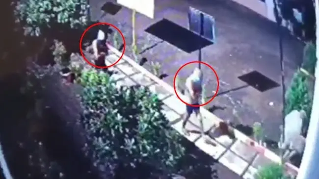 'Chaddi Baniyan' Gang Hits Nashik, Stealing Bananas and Gold Worth 5 Lakhs A new criminal group, dubbed the 'Chadi Baniyan' gang, has emerged in Malegaon, Nashik, Maharashtra