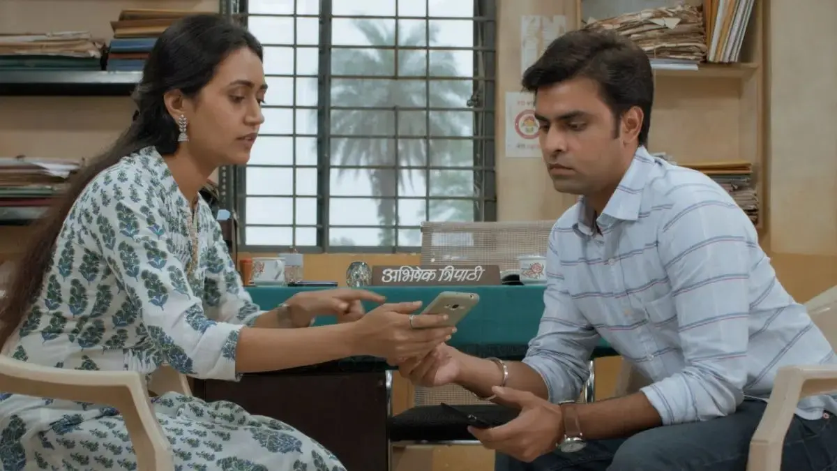 A still of Rinki and Sachiv Ji from Panchayat