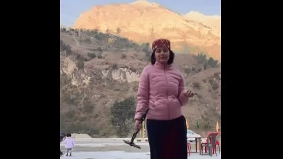 A video has gone viral where a mother can be seen dancing, alongside a busy roadway, unaware of the danger posed to her young child.