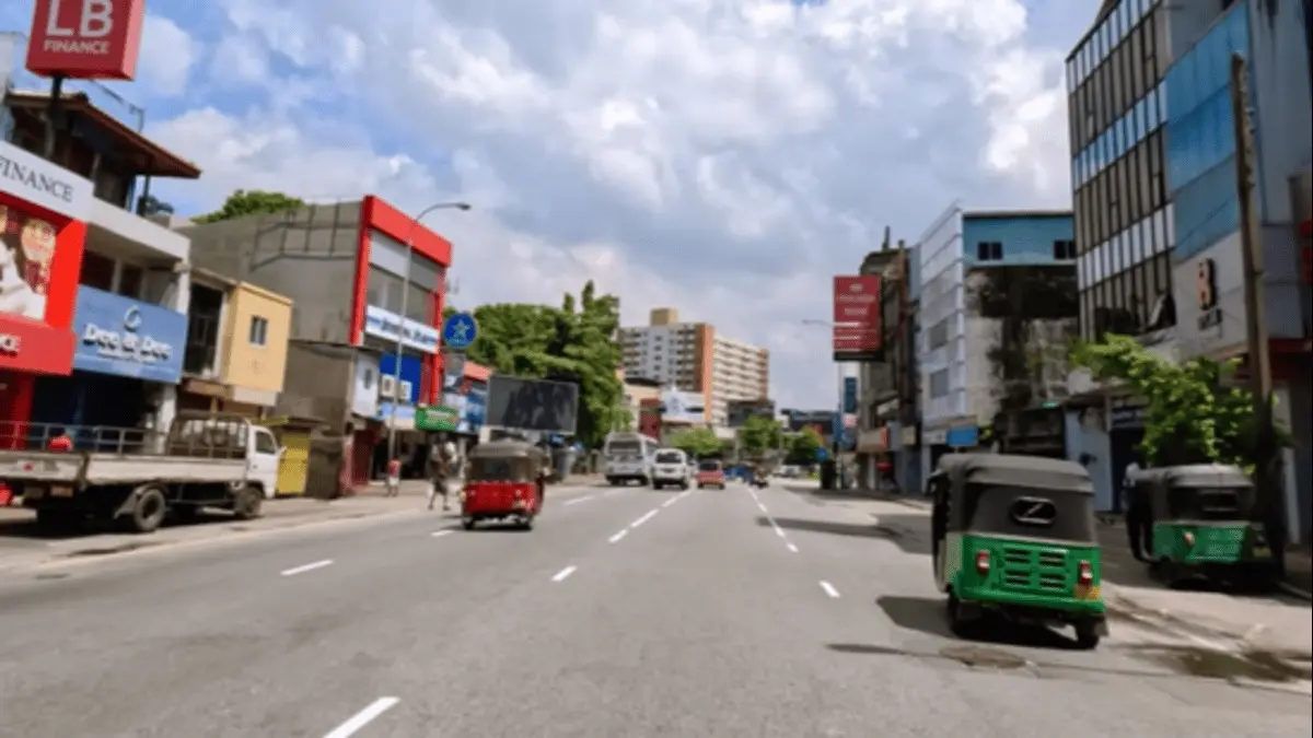 A viral video showing Colombo’s roads has sparked a heated debate online.
