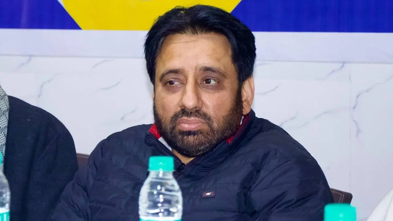 खतरनाक ड्राइविंग, पटाखे छोड़ती बुलेट, बिना हेलमेट सवारी... ऊपर से अमानतुल्लाह के बेटे ने दिखाई 'पापा विधायक' वाली धौंस, FIR AAP MLA Amanatullah Khan