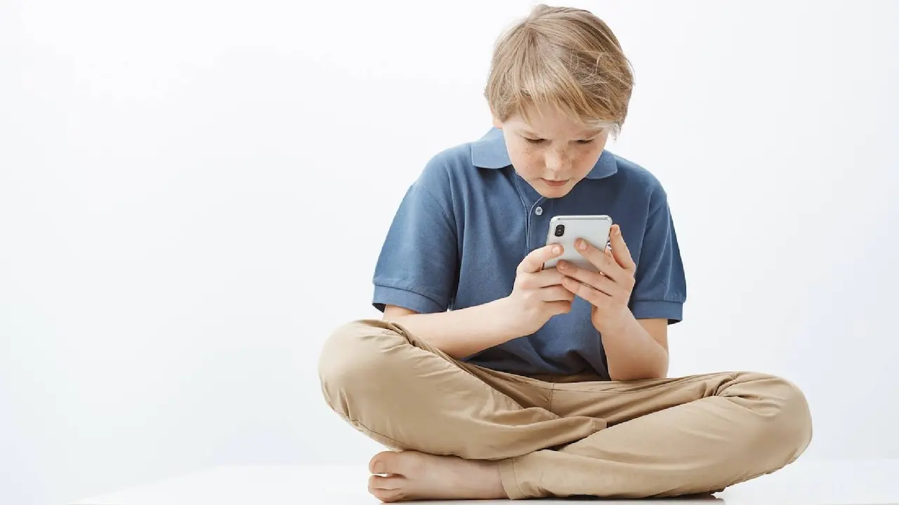 आपका बच्चा स्मार्टफोन यूज करने के लिए है तैयार? ऐसे लगाएं पता आप कैसे जान सकते हैं कि आपका बच्चा स्मार्टफोन का इस्तेमाल करने के लिए तैयार है?