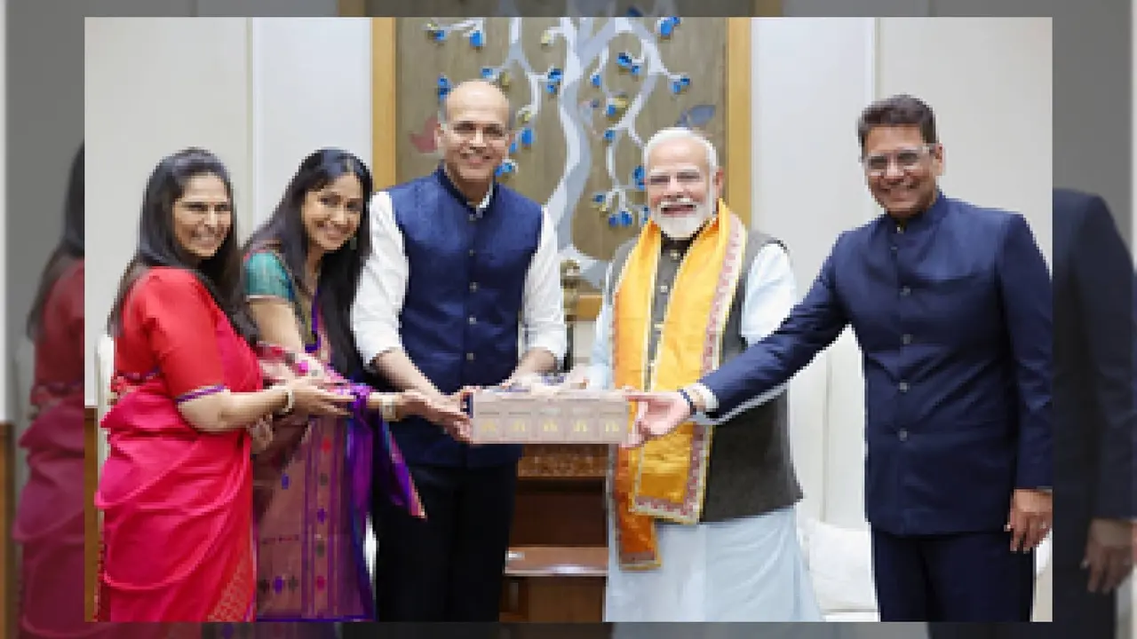 आशुतोष गोवारिकर ने PM मोदी को दिया बेटे कोणार्क की शादी का निमंत्रण आशुतोष गोवारिकर ने पीएम मोदी को दिया बेटे कोणार्क की शादी का निमंत्रण