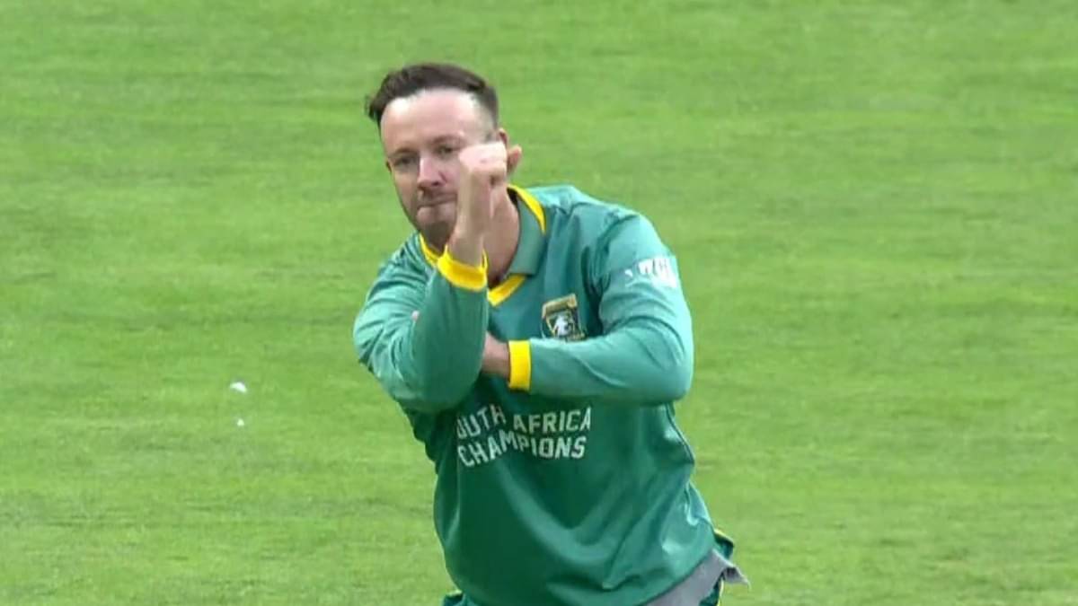 Beware Pakistan! AB De Villiers Hits Bullseye Off Final Ball to Single-Handedly Take South Africa to WCL 2025 Final | WATCH VIDEO thumbnail