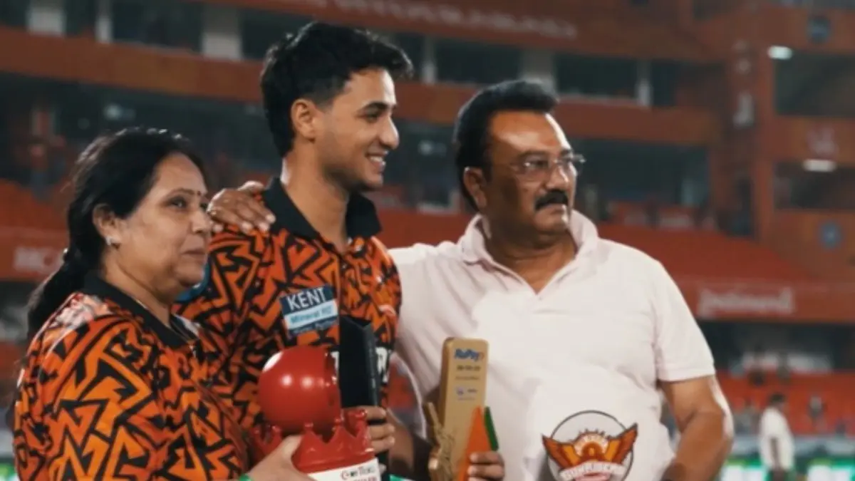 Abhishek Sharma with his parents after SRH vs PBKS match