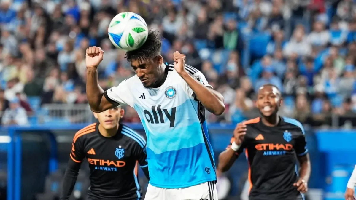 Adilson Malanda in action