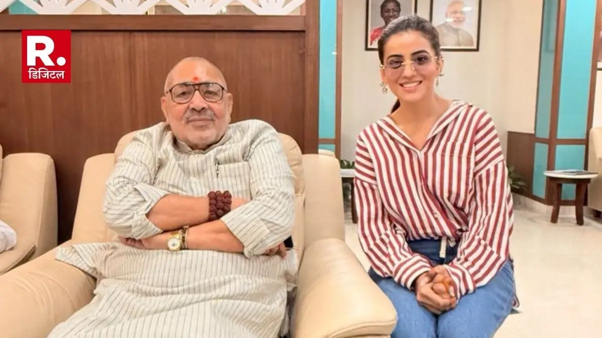 After Pawan Singh and Maithili Thakur Akshara Singh met BJP leader Giriraj Singh