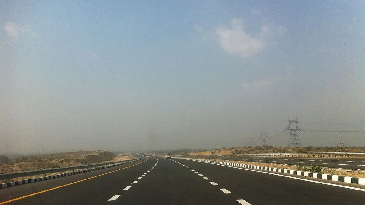 agra-lucknow-expressway-fatehabad-toll-plaza-employees-strike