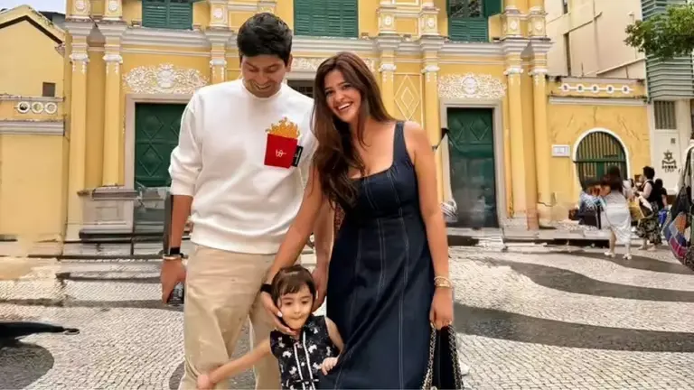 खुले बाल, लाल ड्रेस... कुमार विश्वास की बेटी अग्रता शर्मा ने पति के साथ हांगकांग में दिए पोज, 5वीं Photo में दिखीं ग्लैमरस Agrata Sharmma with Husband Pavitra Khandelwa