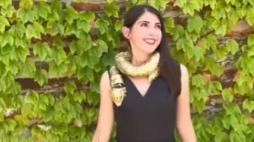 World’s First AI Dress Is Here: How This Unique Outfit Blends Technology And Fashion Google engineer shows-off her AI dress with dangling robotic snakes