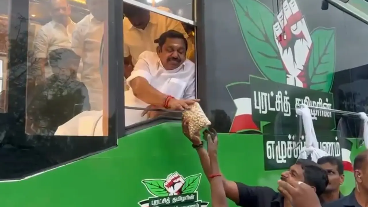 AIADMK Palaniswami‘s Heartwarming Interaction With Roadside Vendors Wins Hearts | WATCH AIADMK's Palaniswami Interacted With Local Vendors