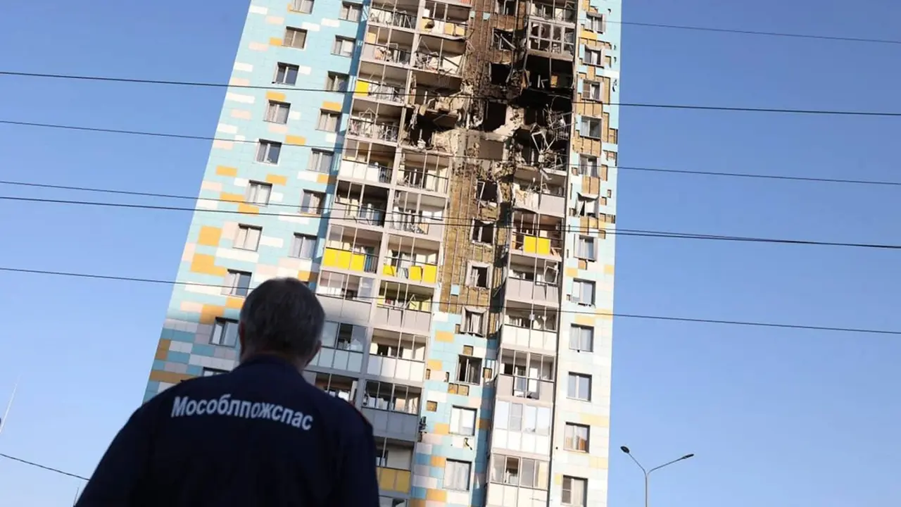 Airports Shut, Flights Diverted After Over 140 Ukrainian Drones Target Russia; 1 Killed in Moscow Airports Shut, Flights Diverted After Over 140 Ukrainian Drones Target Russia; 1 Killed in Moscow