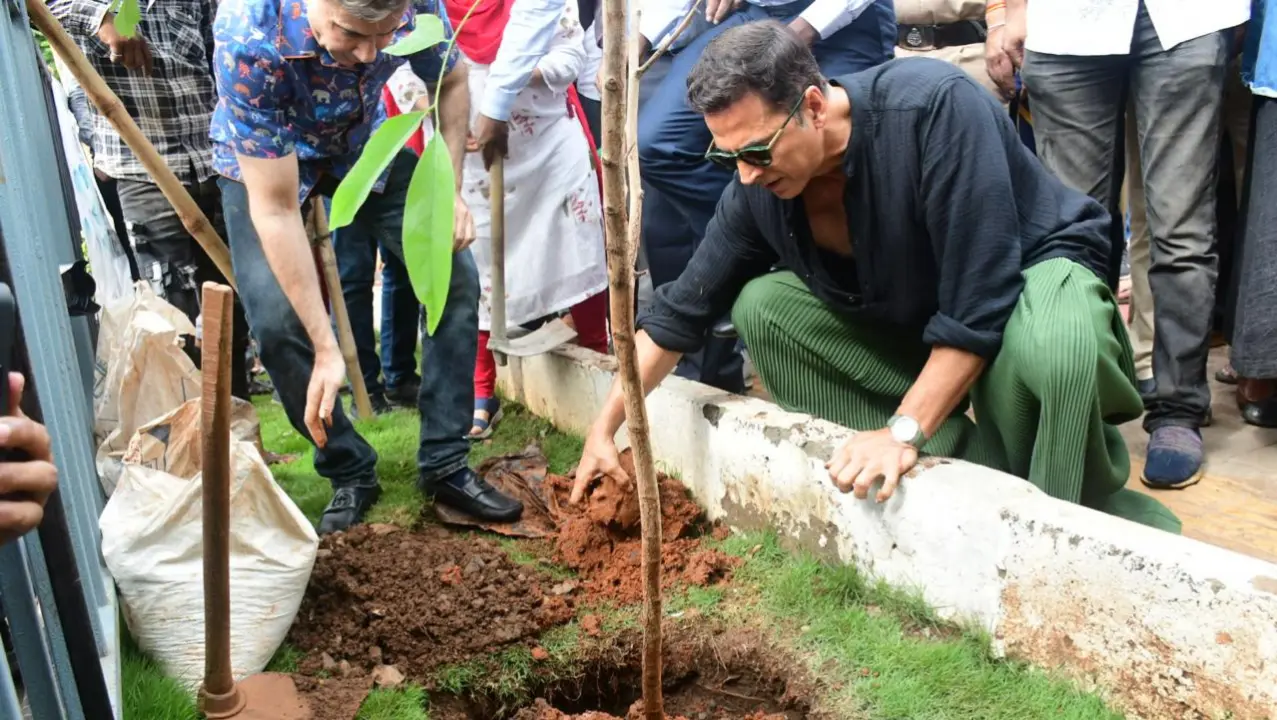 Akshay Kumar planted 300 trees