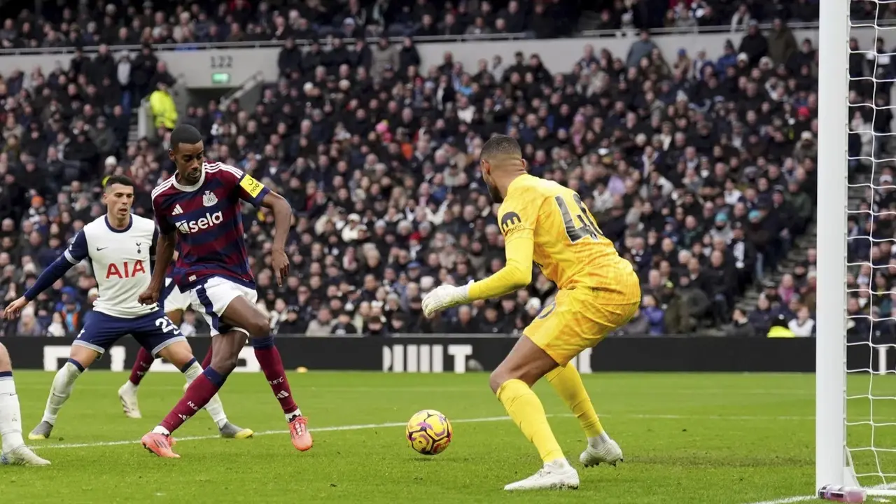 Isak scores again to lead Newcastle to win at Tottenham as Tuchel watches on Alexander Isak