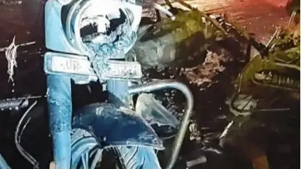 BIG BREAKING: अलीगढ़ में अंबेडकर प्रतिमा हटाने को लेकर जमकर बवाल, कई बाइक फूंकी, 6 पुलिसकर्मी घायल; मौके पर 4 थानों की पुलिस aligarh ruckus over removal of ambedkar statue attack on police force bike burnt