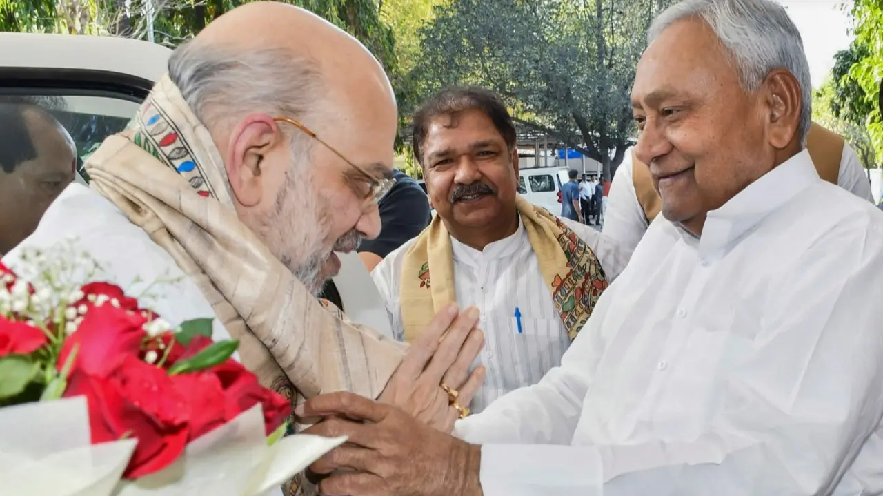 अमित शाह ने नीतीश कुमार के आवास पर राजग नेताओं से मुलाकात की Amit Shah met NDA leaders at Nitish Kumar's residence