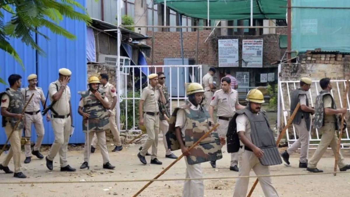 Amroha: अमरोहा में माहौल बिगाड़ने की कोशिश, कांवड़ियों पर किया पथराव; इमरान, शानू और अदनान गिरफ्तार Amroha Communal Tension