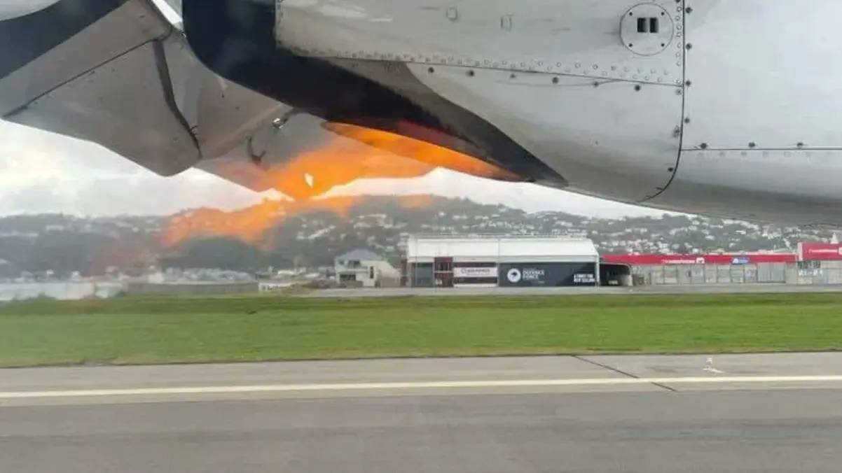 Air New Zealand flight Makes Emergency Landing at Wellington Airport Following Engine Fire | WATCH An Air New Zealand flight was forced to make an emergency landing at Wellington Airport this afternoon after an fire broke out at the engine on Sunday.