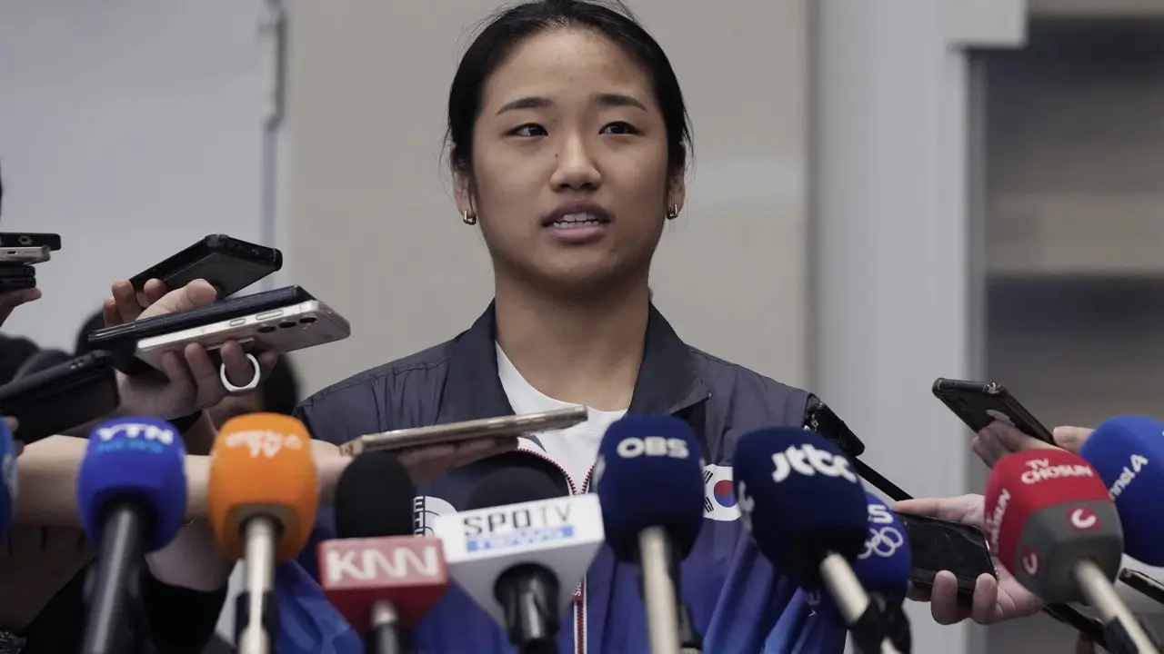 South Korea Olympic champ An Se-young returns home. Government reviews complaint of poor treatment An Se-young
