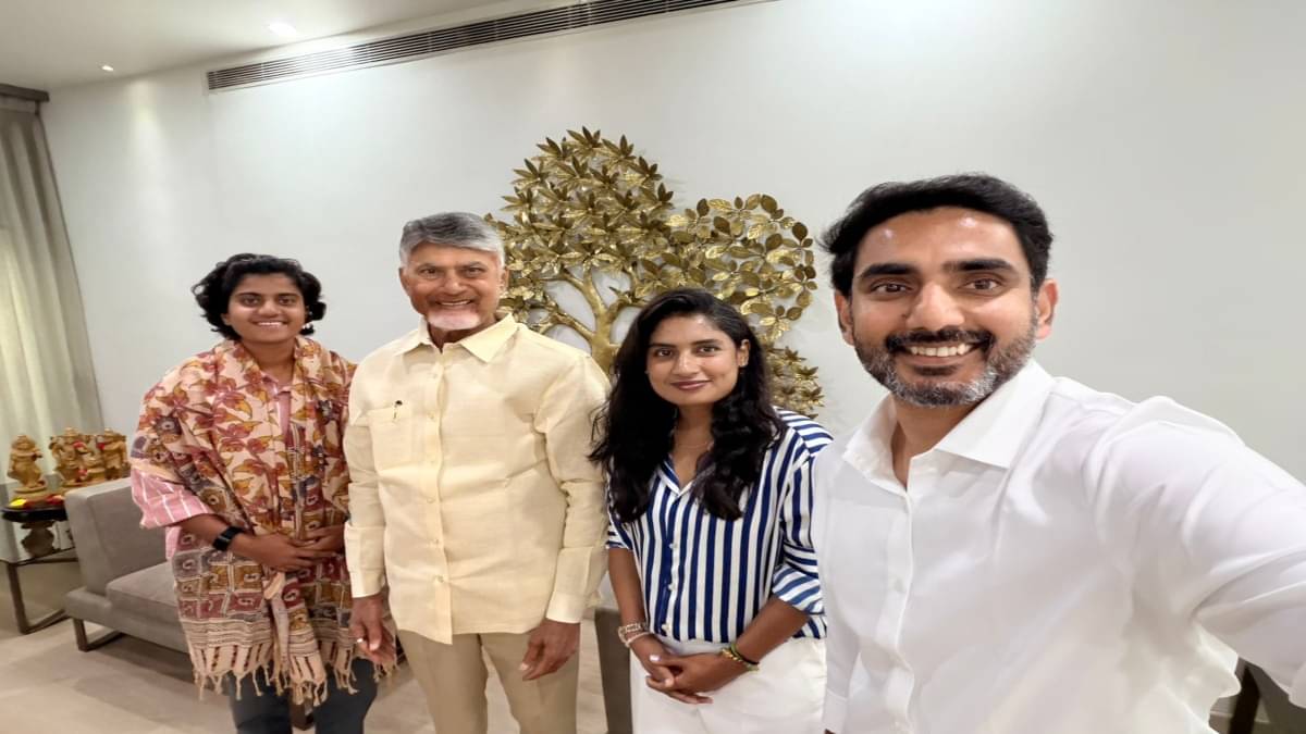 Andhra Pradesh CM Chandra Babu Naidu and minister Nara Lokesh with Shree Charani and Mithali Raj