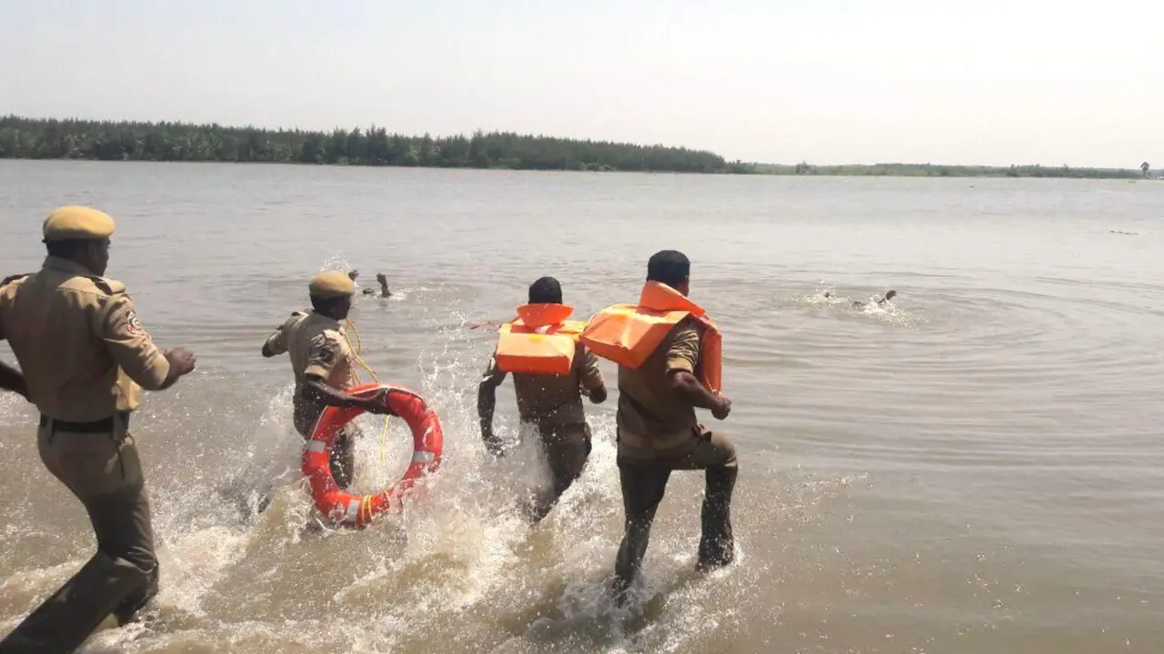 Andhra Pradesh Warns Riverbank Residents After Tungabhadra Dam Gate Washes Away