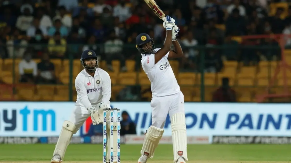 Angelo Mathews in action for Sri Lanka
