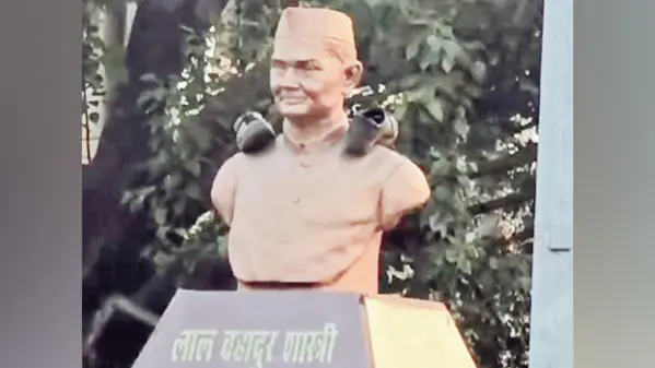 Intoxicated Man Detained for Vandalising Statue of Lal Bahadur Shastri in Bhopal Man detained for vandalising statue of Lal Bahadur Shastri in Bhopal