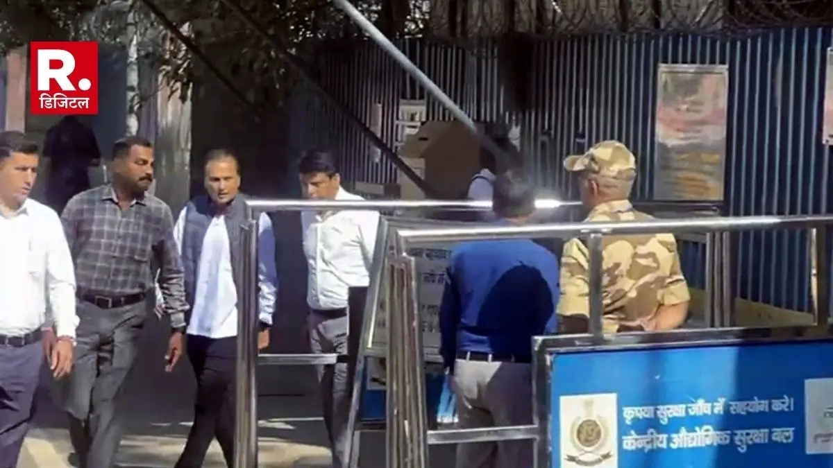 अनिल अंबानी की मुश्किलें बढ़ीं, ED ने दोबारा जारी किया समन, गुरुवार को हुई 10 घंटे से अधिक पूछताछ Anil Ambani at Enforcement Directorate Headquarter in Ongoing Money Laundering Case