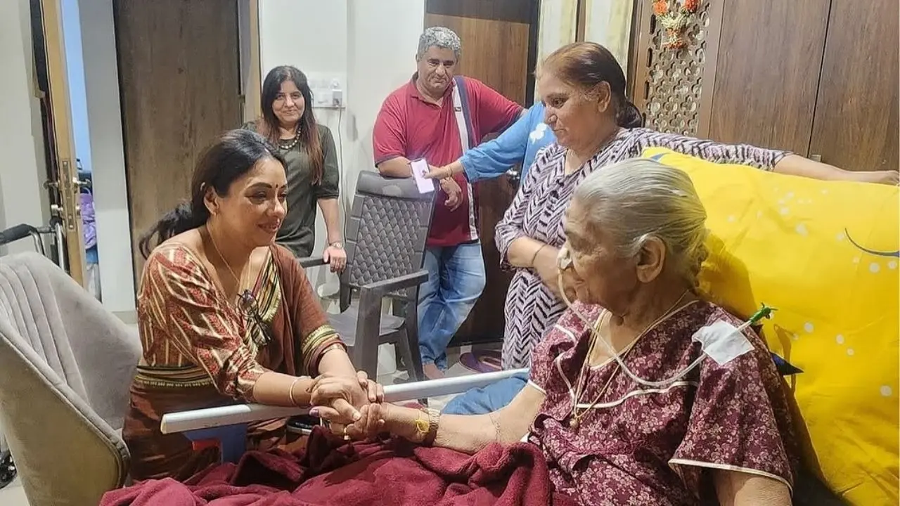 Rupali Ganguly Pays A Visit To Viraj Ghelani's 87-year-old Ailing Grandmother, Who Is A Die-Hard Anupamaa Fan, Heartwarming Video Makes Fans Emotional 'Anupamaa' Rupali Pays A Visit To Ailing 87-year-old Fan | Viral Video