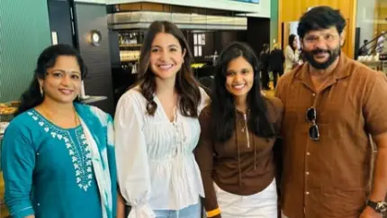 Anushka Sharma Poses With Nitish Reddy’s Family During India Vs Aus Test, Mom-to-be Athiya Shetty Makes Special Appearance Anuska Sharma with Nitish Reddy's family