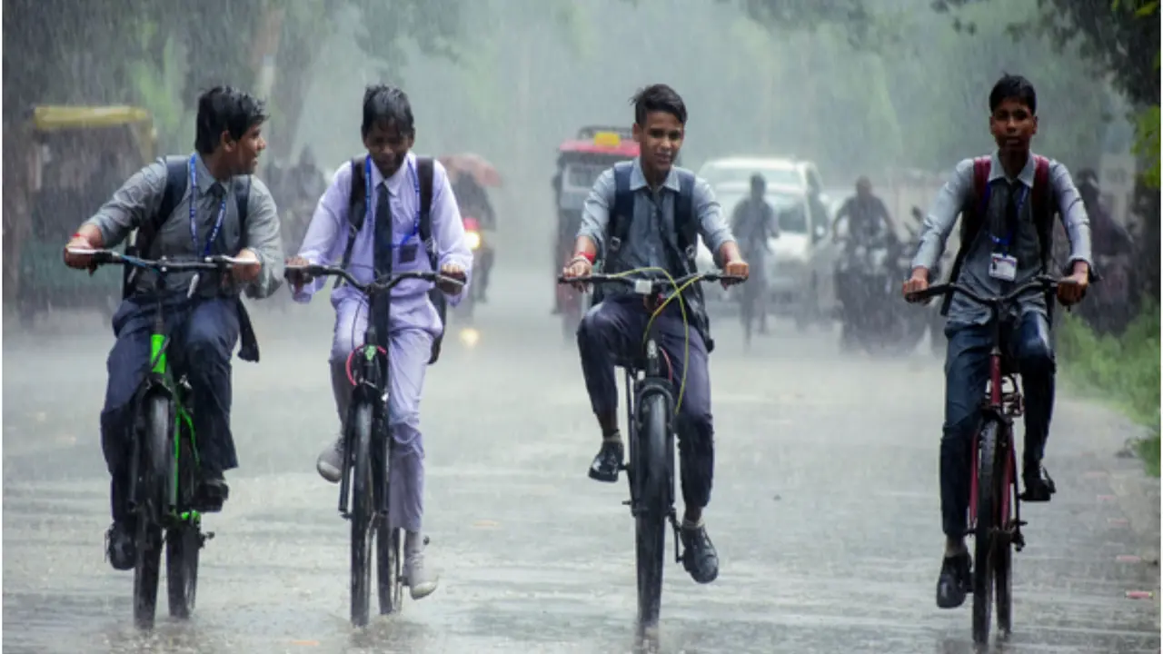 Red Alert in 4 Maharashtra Districts: Are Schools and Colleges in Mumbai, Pune Open Amid IMD Heavy Rainfall Warning? Are Schools & Colleges in Mumbai, Pune Open Amid Heavy Rainfall Warning?