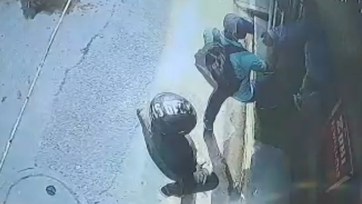 Armed Robbers Loot Delhi Jewellery Shop at Gunpoint