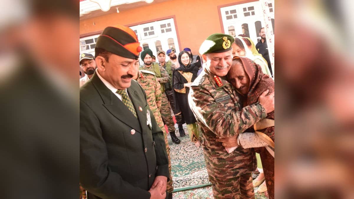 Army Chief Gen Upendra Dwivedi visits forward areas in Poonch