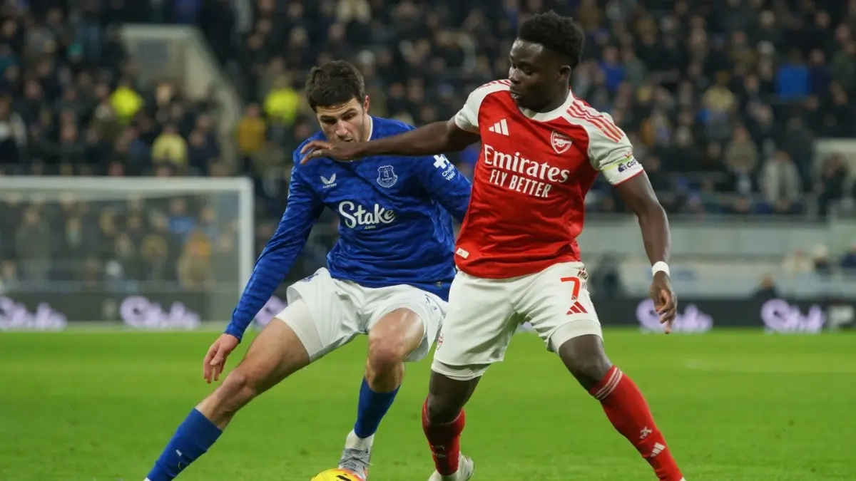 Arsenal's Bukayo Saka, right, dribbles the ball during the Premier League fixture against Everton