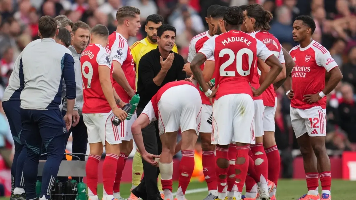 Arsenal's manager Mikel Arteta talks to players during the Premier League match against Manchester City
