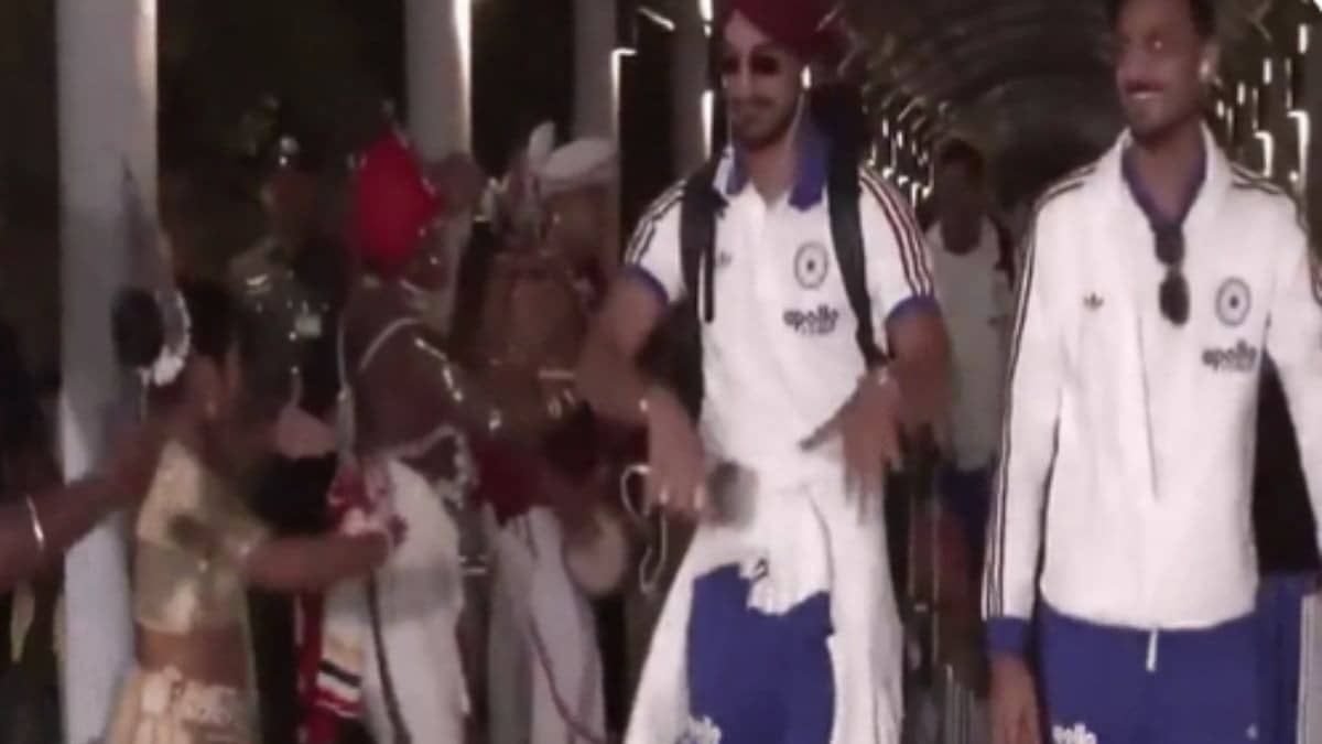 T20 World Cup 2026: पाकिस्तान के खिलाफ मैच के लिए कोलंबो पहुंची टीम इंडिया, ढोल पर अर्शदीप सिंह करने लगे डांस, वीडियो वायरल