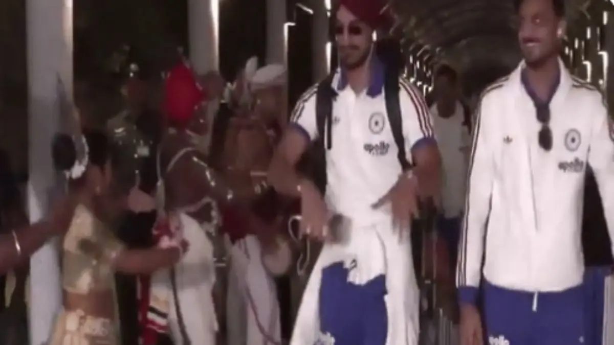 T20 World Cup 2026: पाकिस्तान के खिलाफ मैच के लिए कोलंबो पहुंची टीम इंडिया, ढोल पर अर्शदीप सिंह करने लगे डांस, वीडियो वायरल arshdeep singh dance video viral