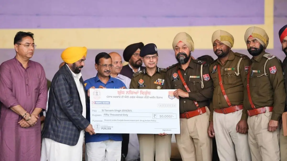 पंजाब के इतिहास में पहली बार ‘‘आप’’ की एक ऐसी सरकार आई है, जो नशा बेचने वालों को खदेड़ रही- केजरीवाल Arvind Kejriwal and Bhagwant Mann