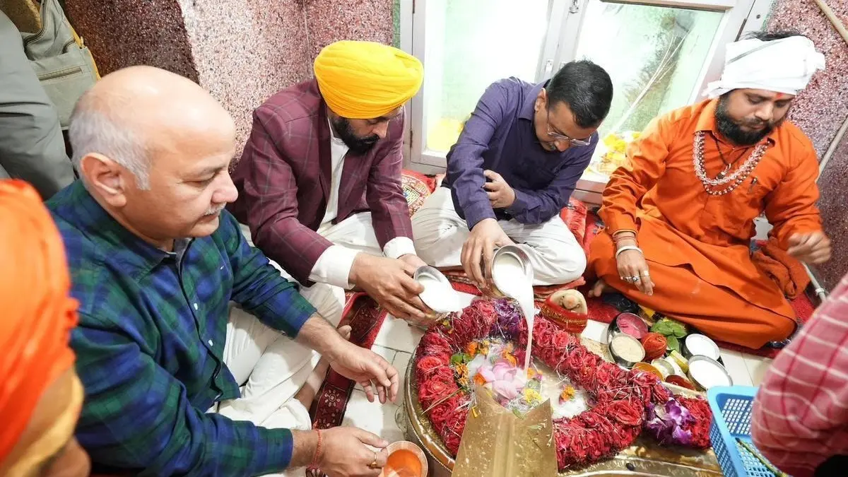 महाशिवरात्रि के मौके पर अरविंद केजरीवाल ने CM भगवंत मान के साथ रणकेशवर महादेव मंदिर में टेका माथा, पंजाब की शांति और खुशहाली के लिए की प्रार्थना Arvind Kejriwal & CM Bhagwant Mann