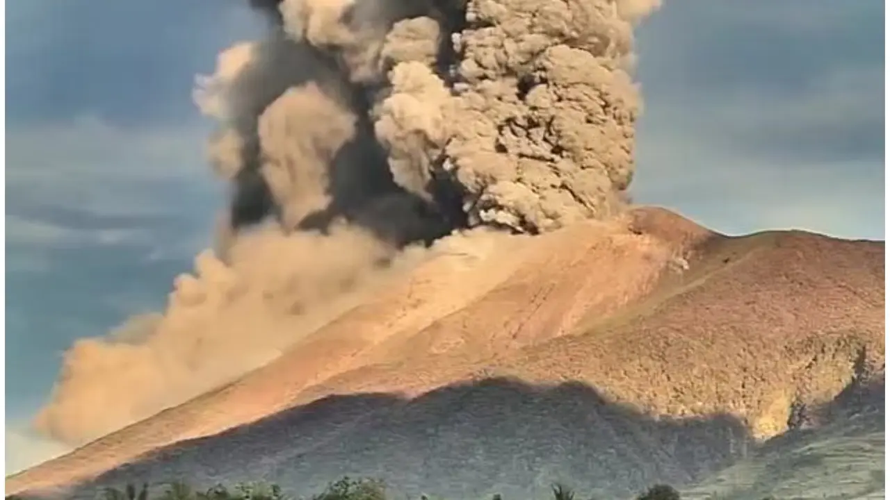 Ash soars kilometres into air as Philippines's Kanlaon Volcano erupts