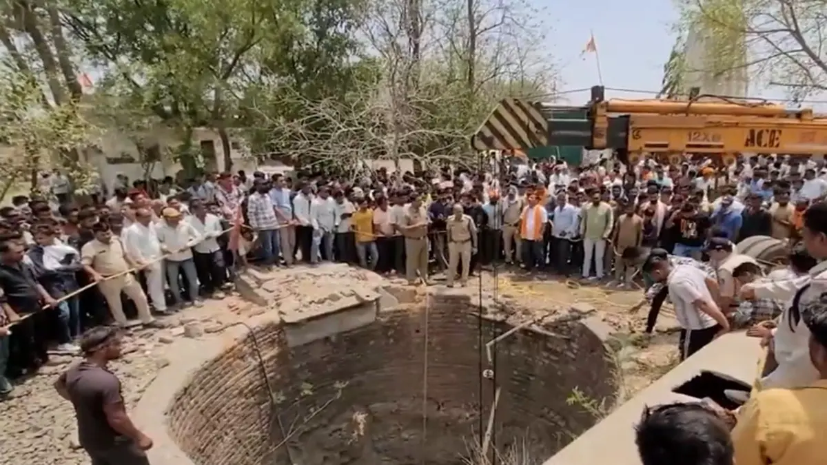At Least 12 Dead As Van Plummets Into Deep Well In Madhya Pradesh's Mandsaur At Least 10 Dead As Van With 13 Occupants Plummets Into Deep Well In MP's Mandsaur