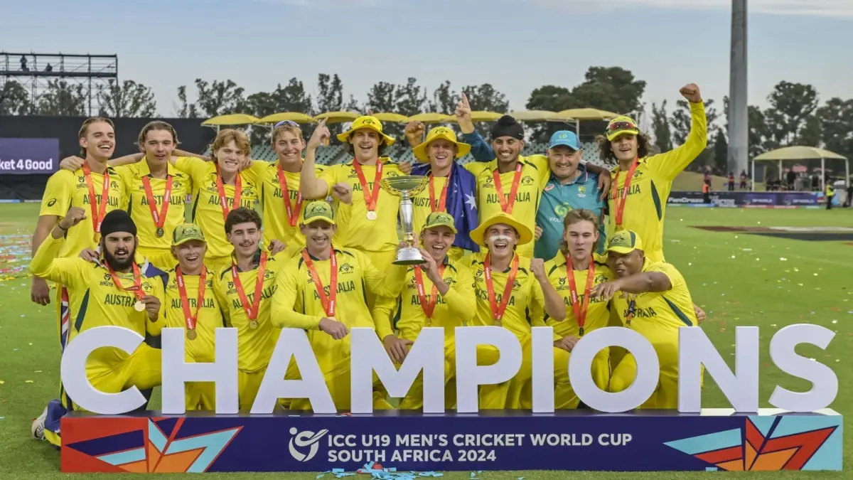 Australian players with the U19 World Cup trophy