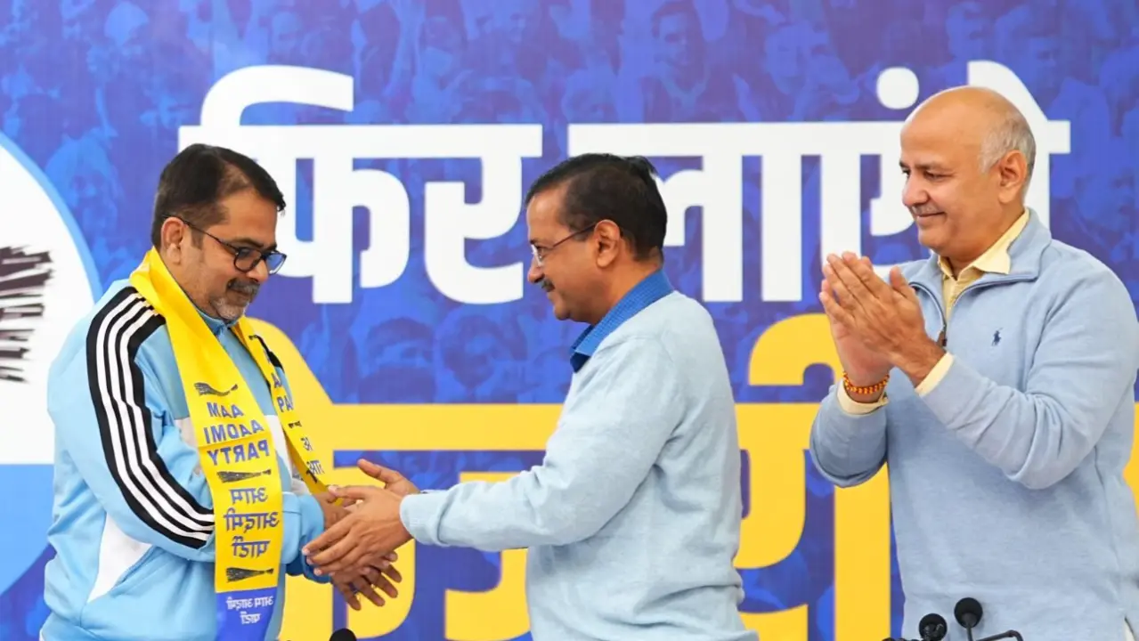 UPSC Coaching Teacher Avadh Ojha 'Sir' Join AAP in Presence of Kejriwal Avadh Ojha joins AAP: Popular UPSC teacher enters politics ahead of Delhi polls