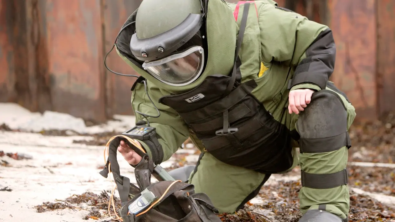 BREAKING: अयोध्या कचहरी में बम होने की खबर से हड़कंप, वाराणसी और मिर्जापुर कोर्ट में भी धमकी भरा मेल, भारी संख्या में पुलिस बल तैनात ayodhya kachahari Varanasi mirzapur court bomb threat police bomb squad