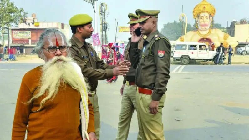 Gang Busted for Overcharging Devotees in the Name of 'VIP Darshan' in Ayodhya Ayodhya Police Busted Gang for Overcharging Devotees in the Name of 'VIP Darshan'