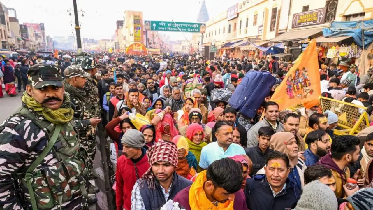 Ayodhya: अयोध्या में भक्तों की भीड़ के टूट रहे रिकॉर्ड, 4 दिनों में 65 लाख श्रद्धालुओं ने किए रामलला के दर्शन Ayodhya Ram Mandir