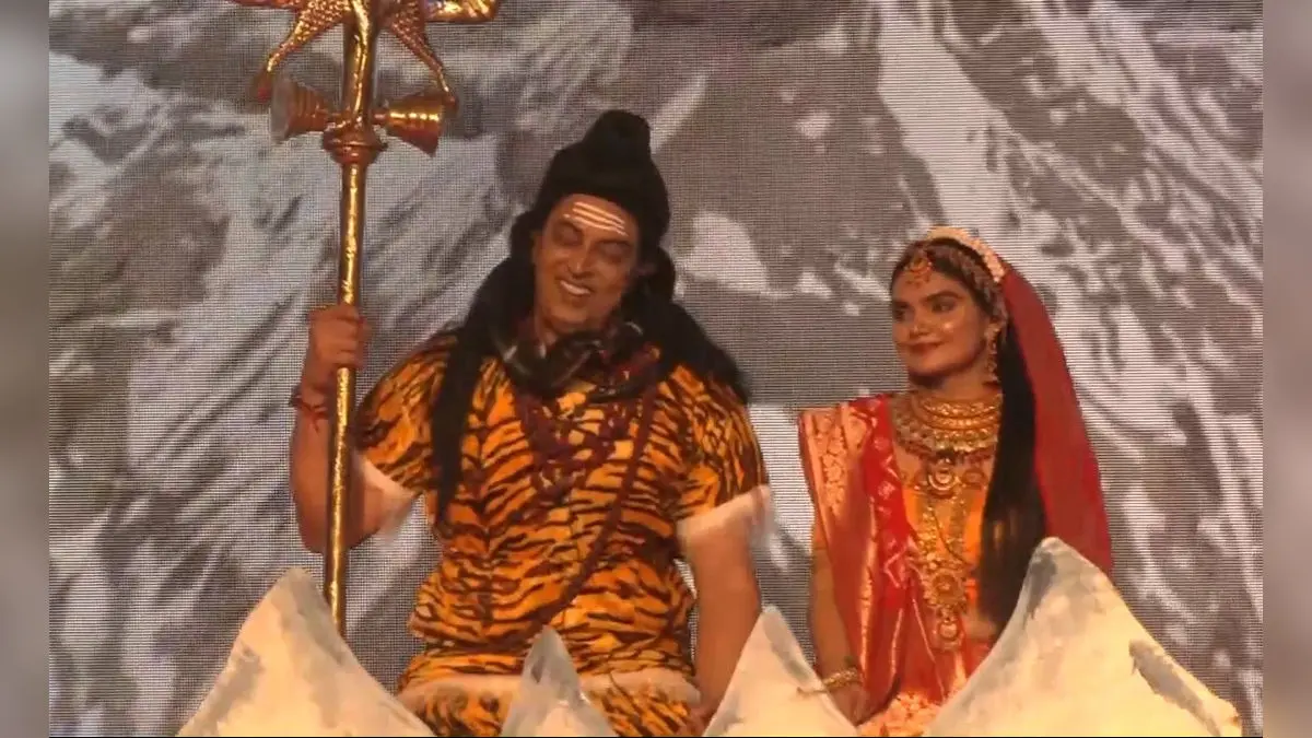 Ayodhya Ramleela Day 1: Vindu Dara Singh as Lord Shiva, Avtar Gill as Narad Muni Fascinate Devotees | VIDEO Ayodhya’s Ramleela Day 1 Full of Grandeur: Vindu Dara Singh as Lord Shiva, Avtar Gill as Narad Muni Fascinate Devotees