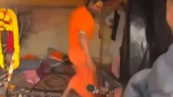 Maha Kumbh 2025: YouTuber Assaulted by Baba With Tongs in Viral Clip Baba Attacks YouTuber with Tongs at Maha Kumbh 2025