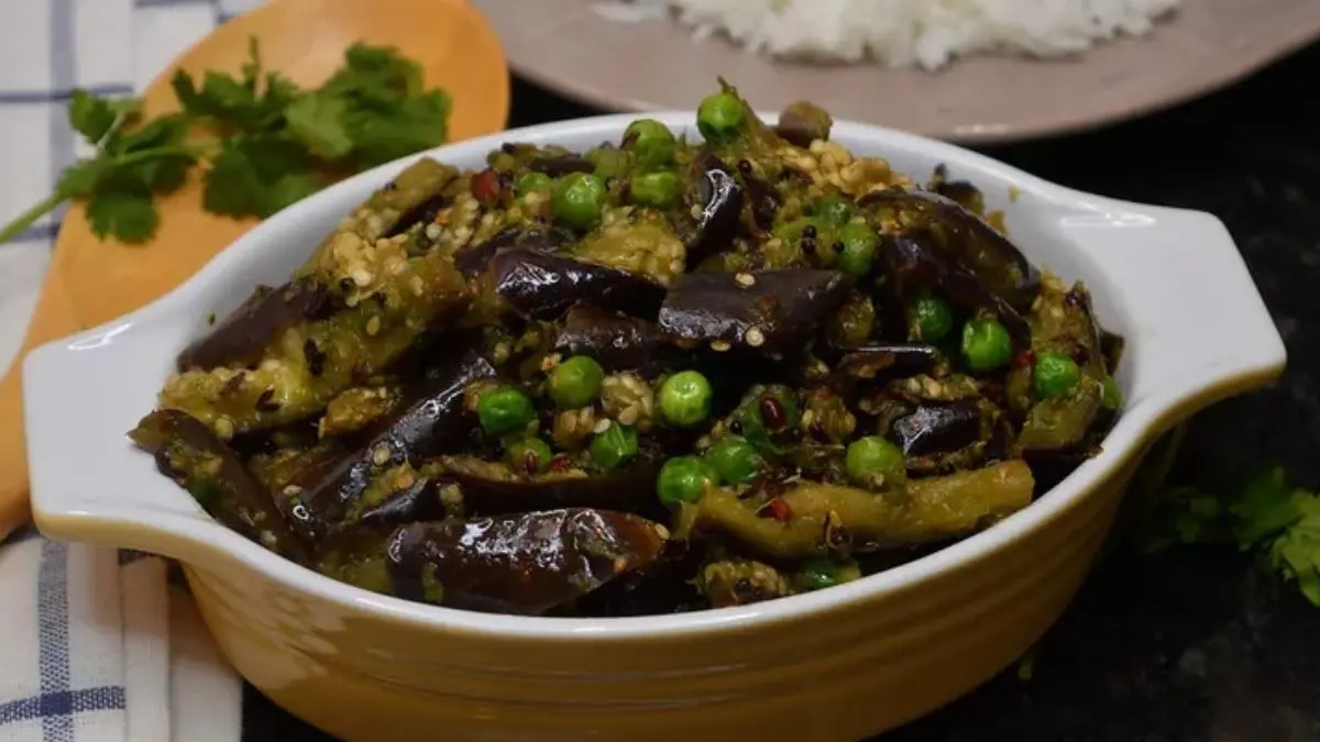 Baingan Matar Sabji Recipe: बैंगन मटर की सब्जी, रोटी और चावल संग ऐड करती है स्वाद का तड़का, मिनटों में तैयार करें ये देसी रेसिपी Baingan Matar ki sabji